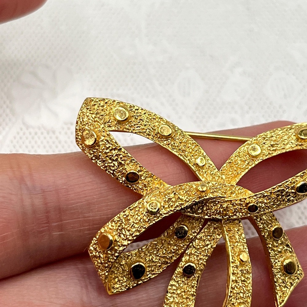 Vintage Crown Trifari Gold Tone Textured Studded Bow Ribbon Pin Brooch - Picture 7 of 12